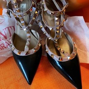 Valentino's ROCKSTUD CAGED PUMP